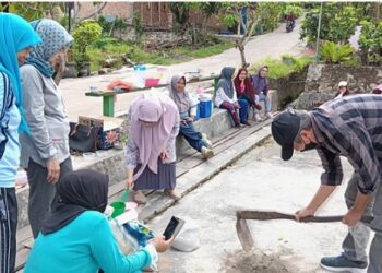 Polnes Beri Pelatihan Cara Pembuatan Pot Bunga Bagi Anggota Dasawisma Lily Harapan Baru