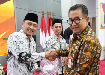 Pj Gubernur Kaltim Serahkan SK Penugasan Guru Sebagai Kepala Sekolah