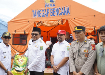 Turut Prihatin, Wabup Kutim Kasmidi Bulang Serahkan Bantuan bagi Korban Kebakaran di Sepaso