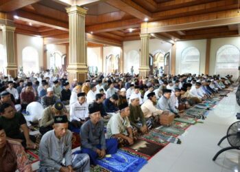 Kepala Otorita IKN Salat Idulfitri di Masjid Darussalam Desa Tengin Baru