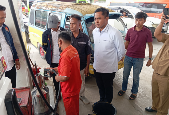 Pastikan Tidak Terjadi Kecurangan di SPBU Polres Kutim dan Disperindag Lakukan Tera Ulang