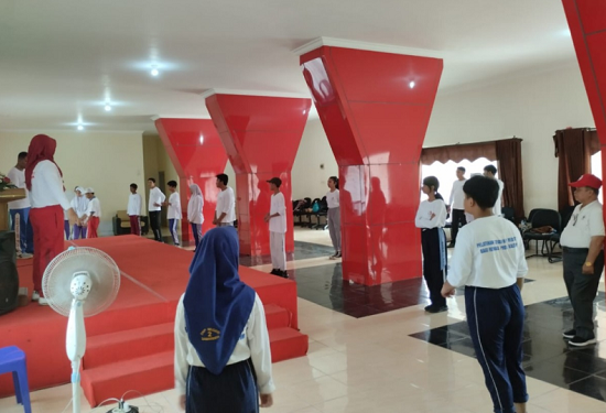 24 Guru dan Siswa SLTP/SLTA Samarinda Ikuti Pelatihan Senam Hip Heart II