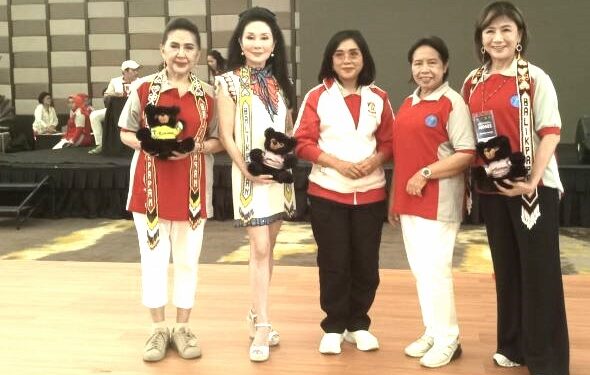 Ketua ULD Indonesia Lucy Suyadi Terima Kalungan Manik dari Kepala Disporapar Balikpapan