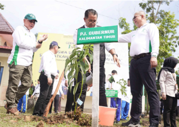 Gerakan Menanam 1 Siswa 1 Pohon Tingkatkan Kualitas Lingkungan Hidup Sekitar Sekolah