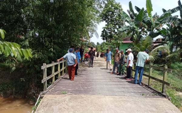 Prodi RPRJ Polnes Beri Penyuluhan Pemeliharaan Jembatan Kayu di Kelurahan Margomulyo Samboja