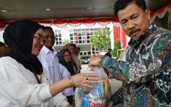 Pemkab Kukar Serahkan 704 Paket Sembako Lebaran