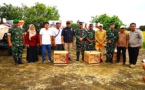 Bupati Kukar Serahkan  Bantuan Alat Pertanian Dari Kementan RI