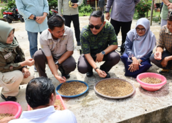 Sekda Kukar Dampingi Wagub Kaltim Tinjau Desa Prangat Baru