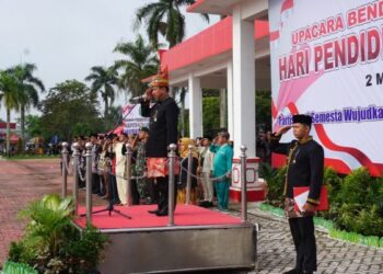 Sekda Sunggono Inspektur Upacara di Hardiknas di Kukar
