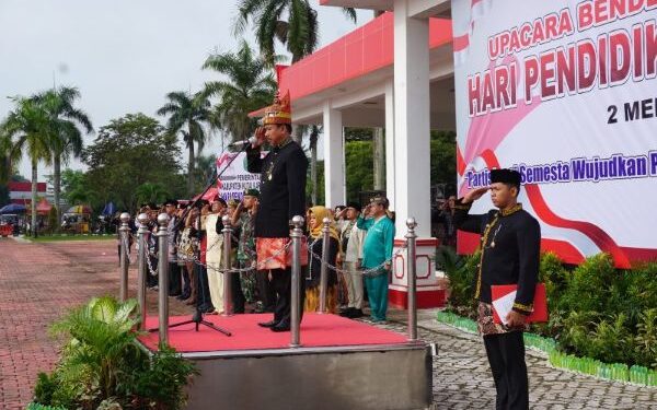 Sekda Sunggono Inspektur Upacara di Hardiknas di Kukar