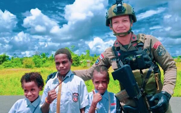 Satgas Ops Damai Cartenz 2025 Bawa Pesan Damai Sapa Anak-anak Sekolah di Nduga