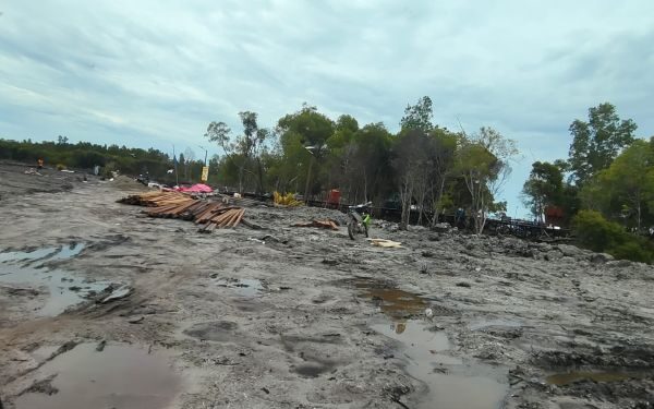 Melindungi Pantai Sebagai Investasi Anak-Cucu