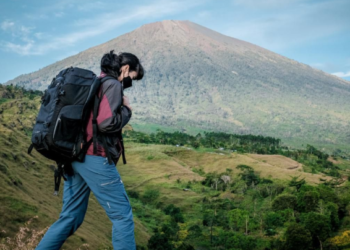 Menparekraf RI Beri Penjelasan Turis Brasil di Gunung Rinjani