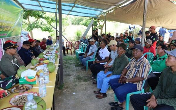 Bupati Kukar Serahkan Alat Mesin Pertanian di Desa Jonggon Baru dan Margahayu