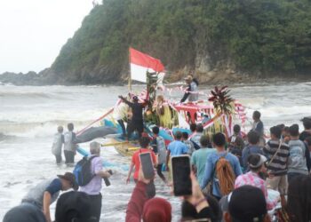 Meriahnya Petik Laut  Nelayan Pantai Lampon Banyuwangi