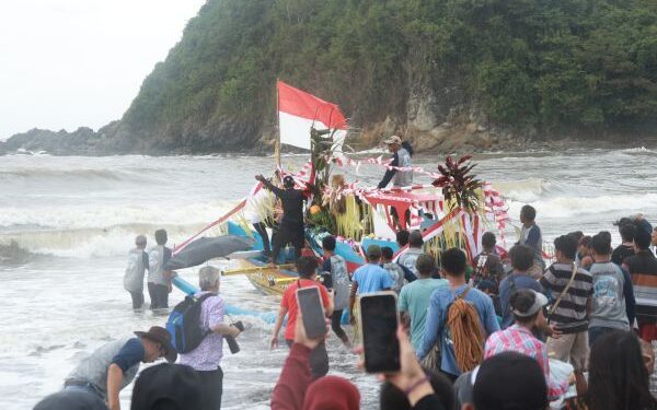 Meriahnya Petik Laut  Nelayan Pantai Lampon Banyuwangi