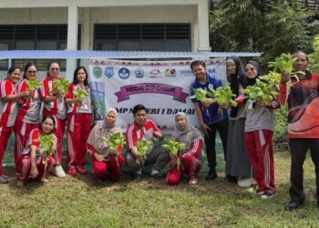 SMP Negeri 1 Damai Panen Sawi Hasil Budidaya Hidroponik