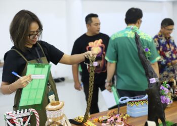 Adikarya Kriya Etam: Kisah Para Penenun Tradisi yang Berjuang Menembus Pasar Dunia