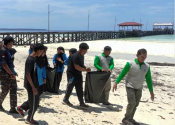 Setiap Minggu Babinsa dan Warga Maratua Melawan Sampah