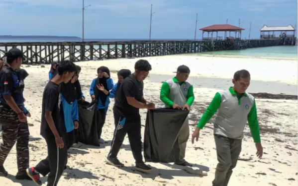 Setiap Minggu Babinsa dan Warga Maratua Melawan Sampah