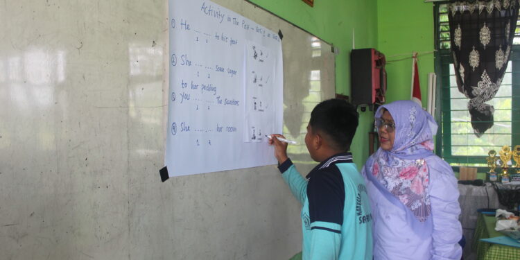 Dosen Polnes Kenalkan Strategi Word Recognition dengan Media Visual Interaktif