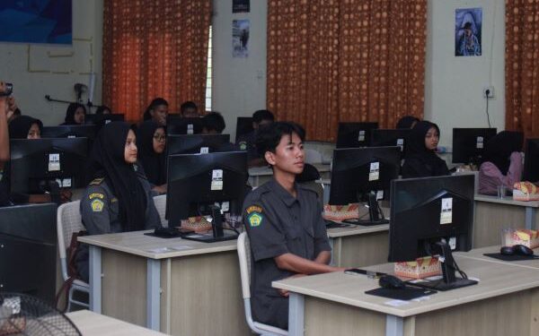 OSIS SMKN 14 Samarinda Terima Pelatihan Personal Branding dan Public Speaking