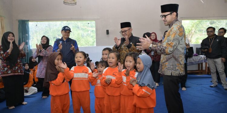 Papan Digital Menyapa Anak Petani di PAUD Kunang-Kunang