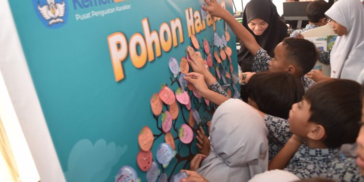 Lawan Adiksi Gawai, Kemendikdasmen Luncurkan Gerakan #SatuJamBerkualitas Bersama Keluarga