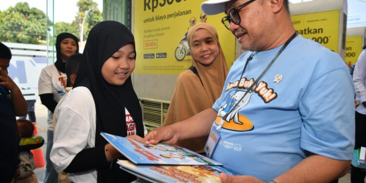 Tekan Adiksi Gawai saat Mudik, Kemendikdasmen Bagikan 24 Ribu Buku di Terminal hingga Bandara