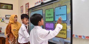Papan Tulis Interaktif (IFP) Ubah Wajah Pembelajaran di Magelang