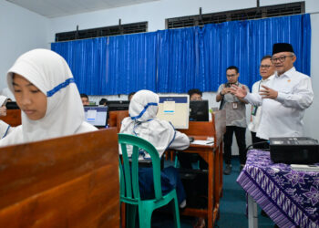 Pantau Hari Pertama TKA SMP, Mendikdasmen Tegaskan Sistem Anti-Curang dan Jargon “Jujur Gembira”
