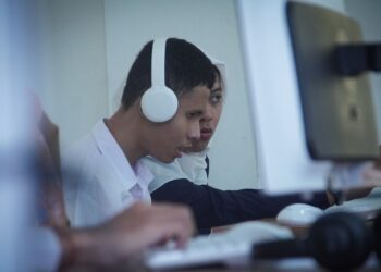 Layar Komputer Menjadi Saksi Ketangguhan di Ruang SLB