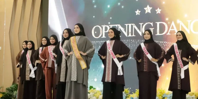 Anggun Berbusana Muslimah Bawa Pesan Takwa