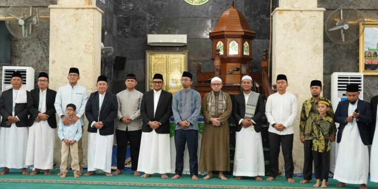 Bupati Aulia Sholat Idul Adha di Masjid KH. M. Sadjid, Ajak Warga Perkuat Solidaritas