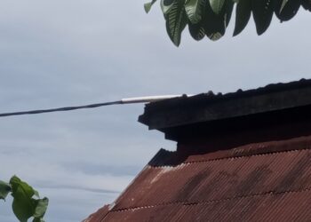 Cemas Warga Simpang Tiga di Bawah Bayang-Bayang Kabel