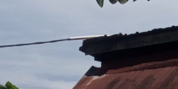 Cemas Warga Simpang Tiga di Bawah Bayang-Bayang Kabel Maut