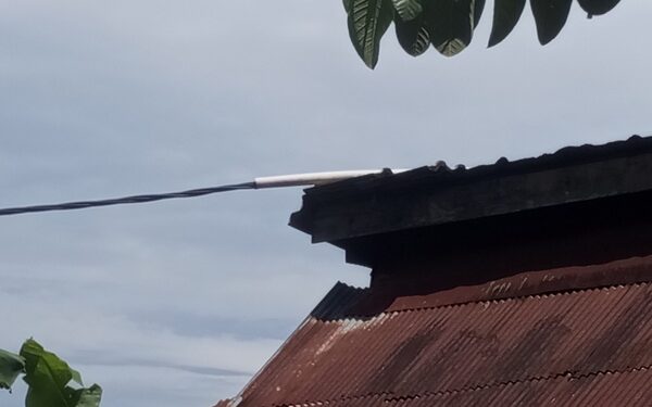Cemas Warga Simpang Tiga di Bawah Bayang-Bayang Kabel Maut