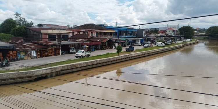 Sempadan sungai Jalan Tarmidi Kec. Samarinda Kota yang difoto dari atas Jembatan III Lambung Mangkurat. Foto: nisita