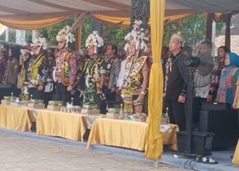 Walikota Samarinda H.Andi Harun berada bersama Wawali, Ketua Adat, unsur Forkompinda dan DAD Kaltim. Foto: Taufiq/Nisita