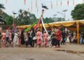 Pamungkas Festival di Pampang: Hujan Badai Lebur dalam Hentakan Tari Dayak Kenyah