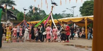 Pamungkas Festival di Pampang: Hujan Badai Lebur dalam Hentakan Tari Dayak Kenyah