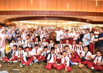 Kemendikdasmen-MD Entertainment Salurkan 2.500 Pasang Sepatu untuk Anak Korban Banjir Aceh