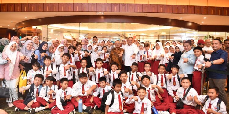 Kemendikdasmen-MD Entertainment Salurkan 2.500 Pasang Sepatu untuk Anak Korban Banjir Aceh