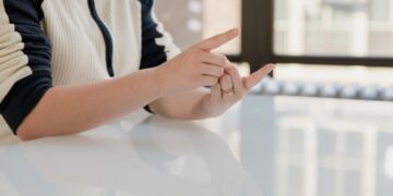 Menolak Sunyi Ketika Komunikasi Tak Selalu Butuh Suara