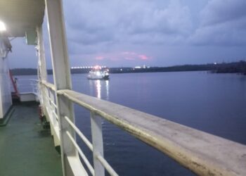Menembus Senja di Teluk Balikpapan: Feri Tetap Menjadi Nadir Vital Penyeberangan