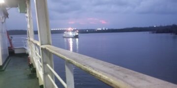 Menembus Senja di Teluk Balikpapan: Feri Tetap Menjadi Nadir Vital Penyeberangan