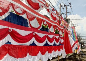 ‎Pedagang Bendera di Samarinda Terimpit Efisiensi Anggaran dan Gempuran Pasar Digital