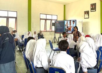 Siswa Kelas X SMAN 6 Dibekali Public Speaking Oleh Jurusan Administrasi Bisnis Polnes Samarinda