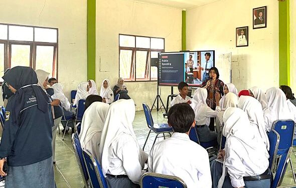 Siswa Kelas X SMAN 6 Dibekali Public Speaking Oleh Jurusan Administrasi Bisnis Polnes Samarinda