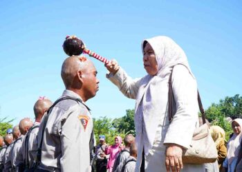Tradisi Penyiraman Air Kembang Warnai Pembentukan Bintara Polri 2026 di Tidore